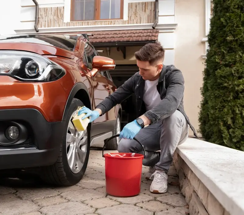 Lavage auto à domicile Bessenay : professionnel intervenant sur un véhicule